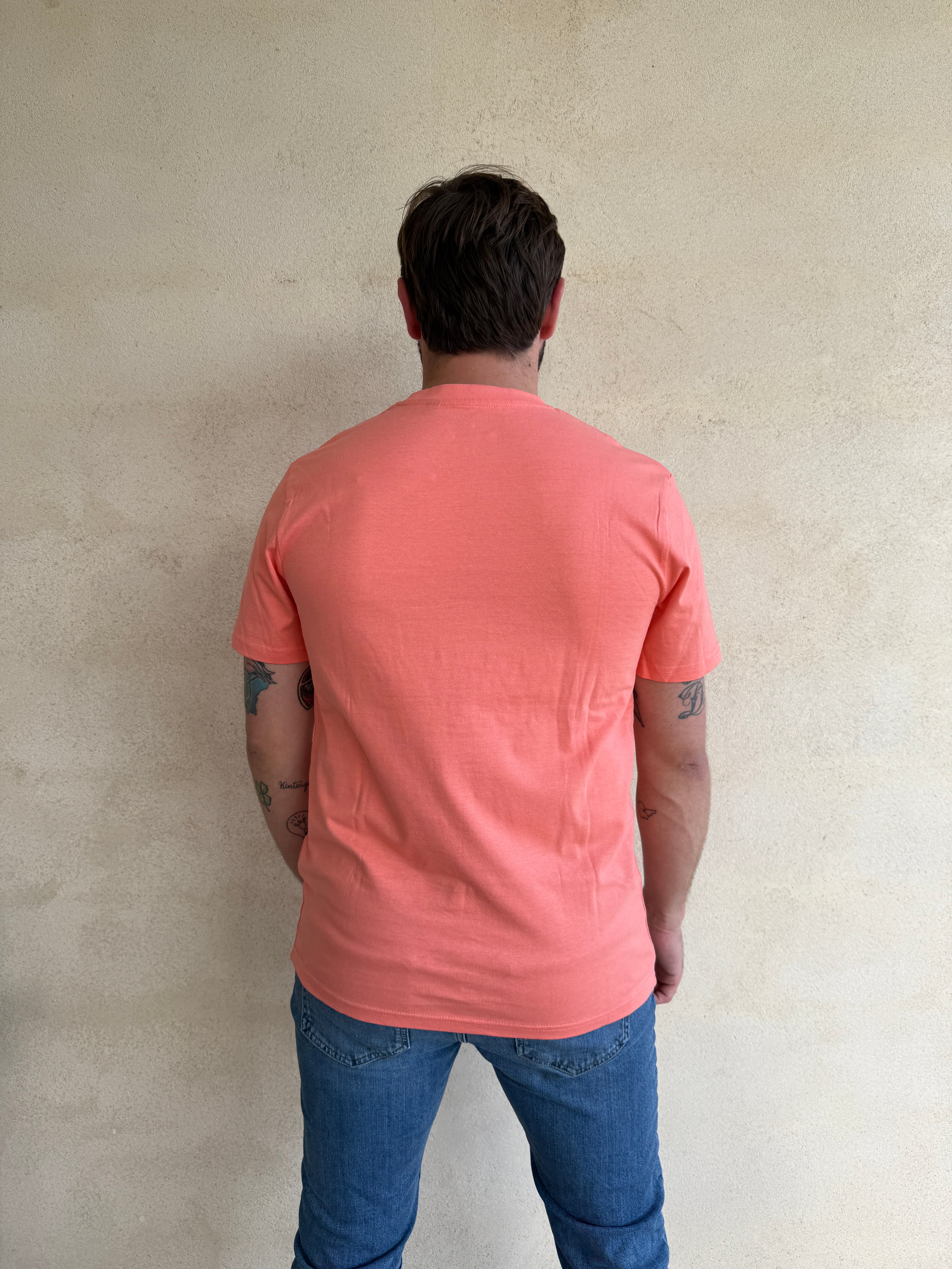 CAMISETA CORAL CON CUELLO REDONDO Y BORDADO MEDUSA