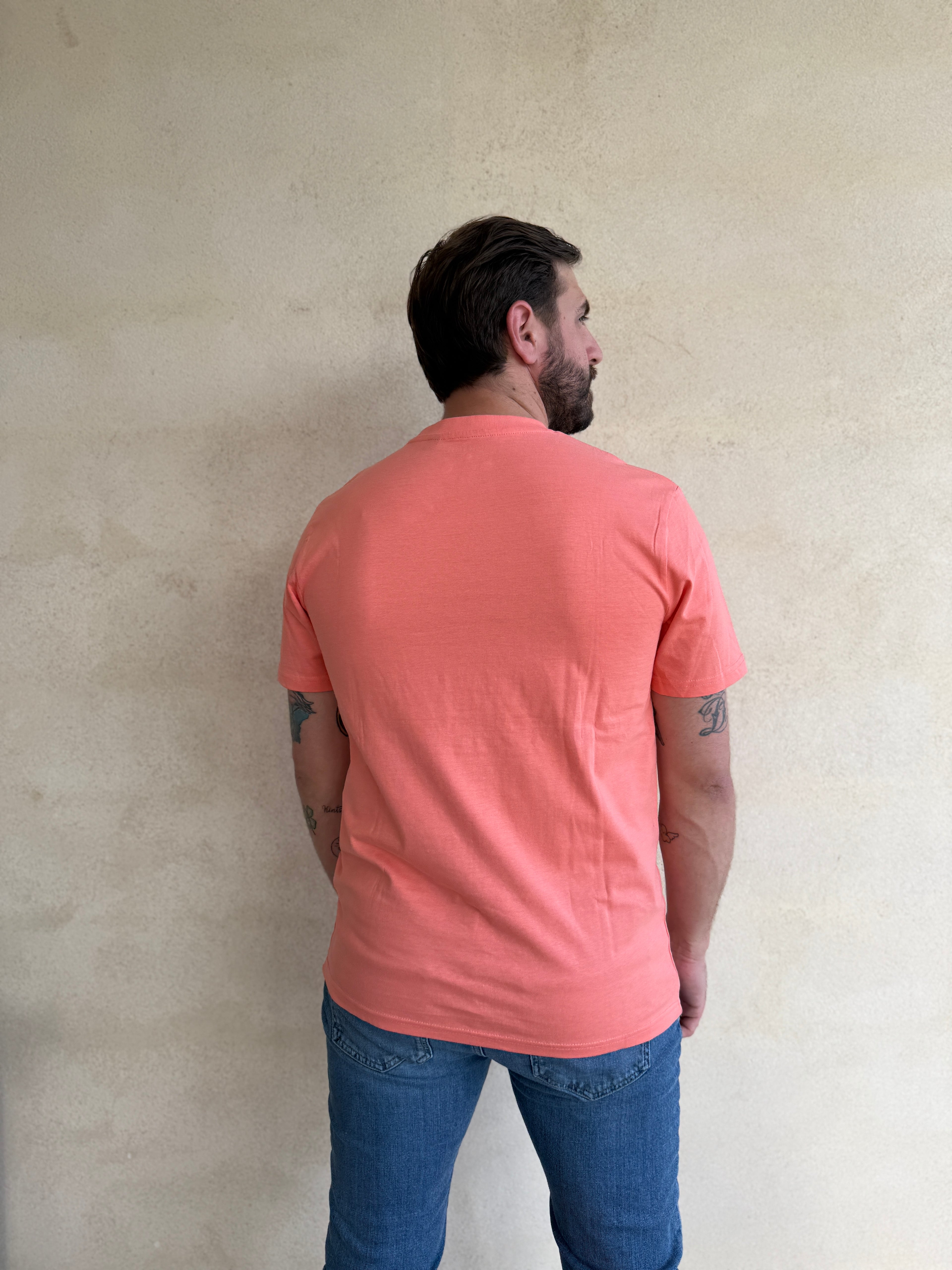 CAMISETA CORAL CON CUELLO REDONDO Y BORDADO MEDUSA