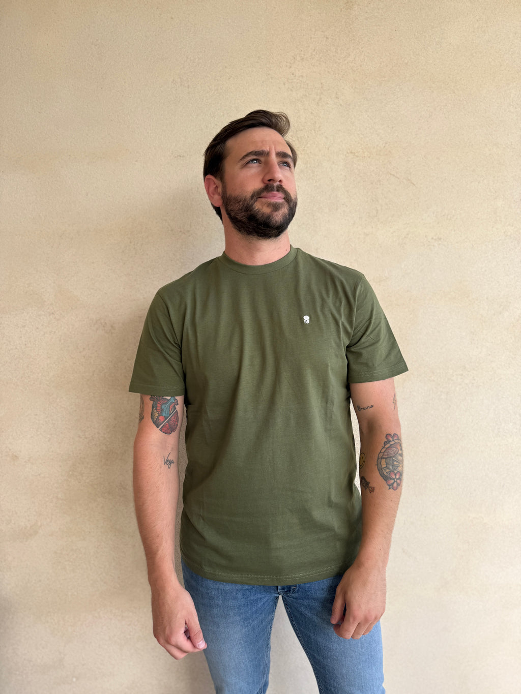CAMISETA KHAKI CON CUELLO REDONDO Y BORDADO MEDUSA