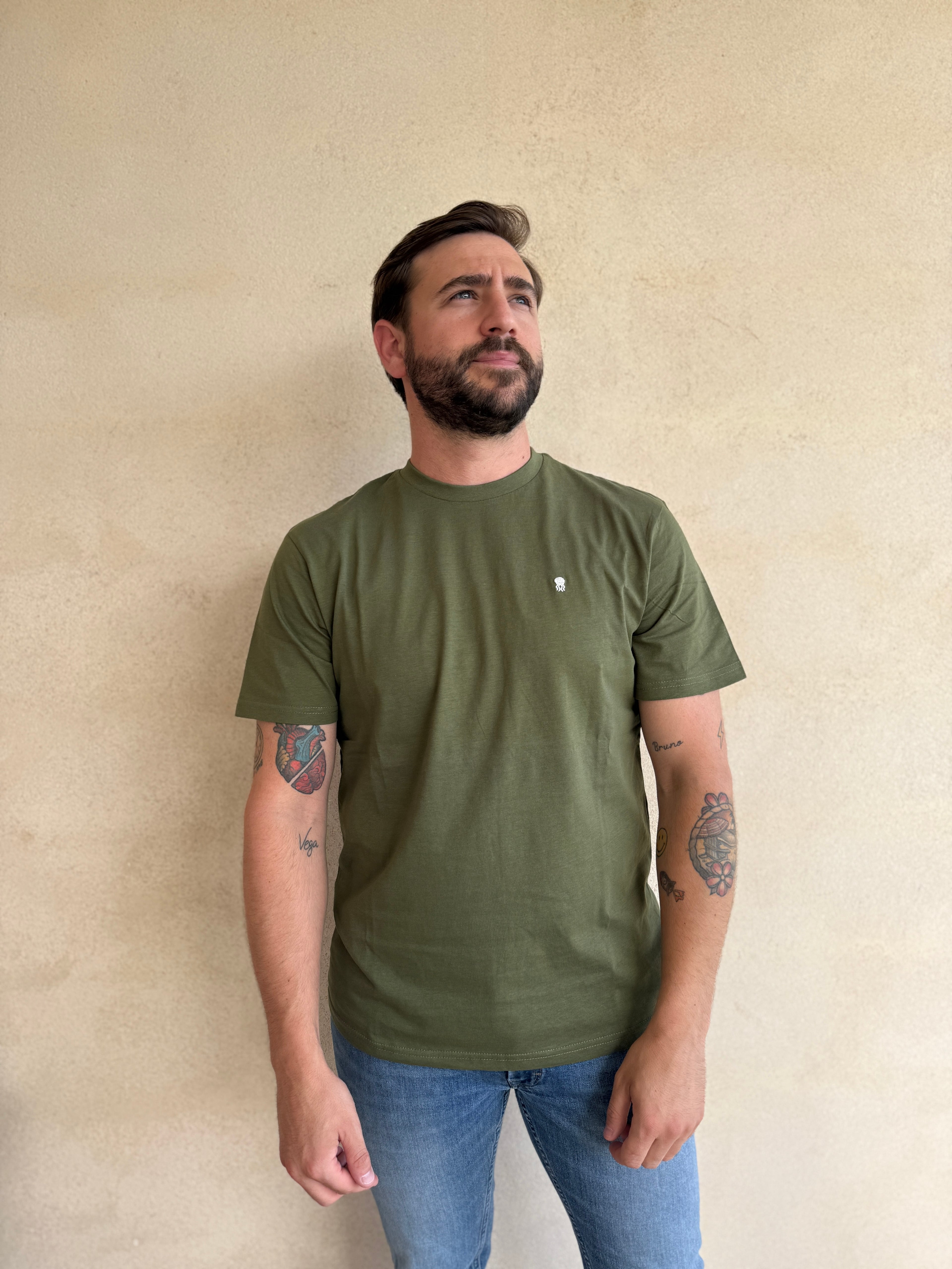CAMISETA KHAKI CON CUELLO REDONDO Y BORDADO MEDUSA