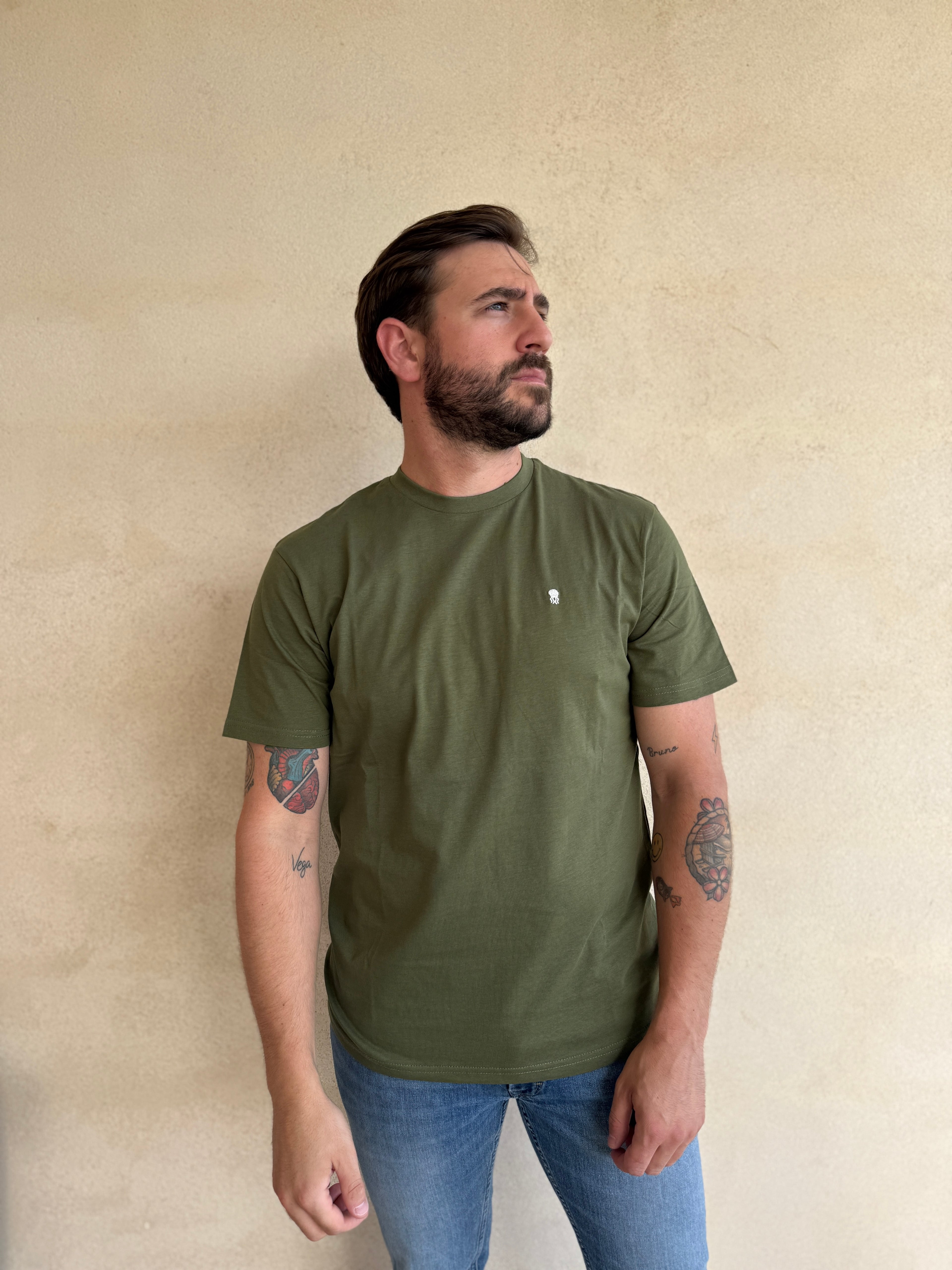 CAMISETA KHAKI CON CUELLO REDONDO Y BORDADO MEDUSA