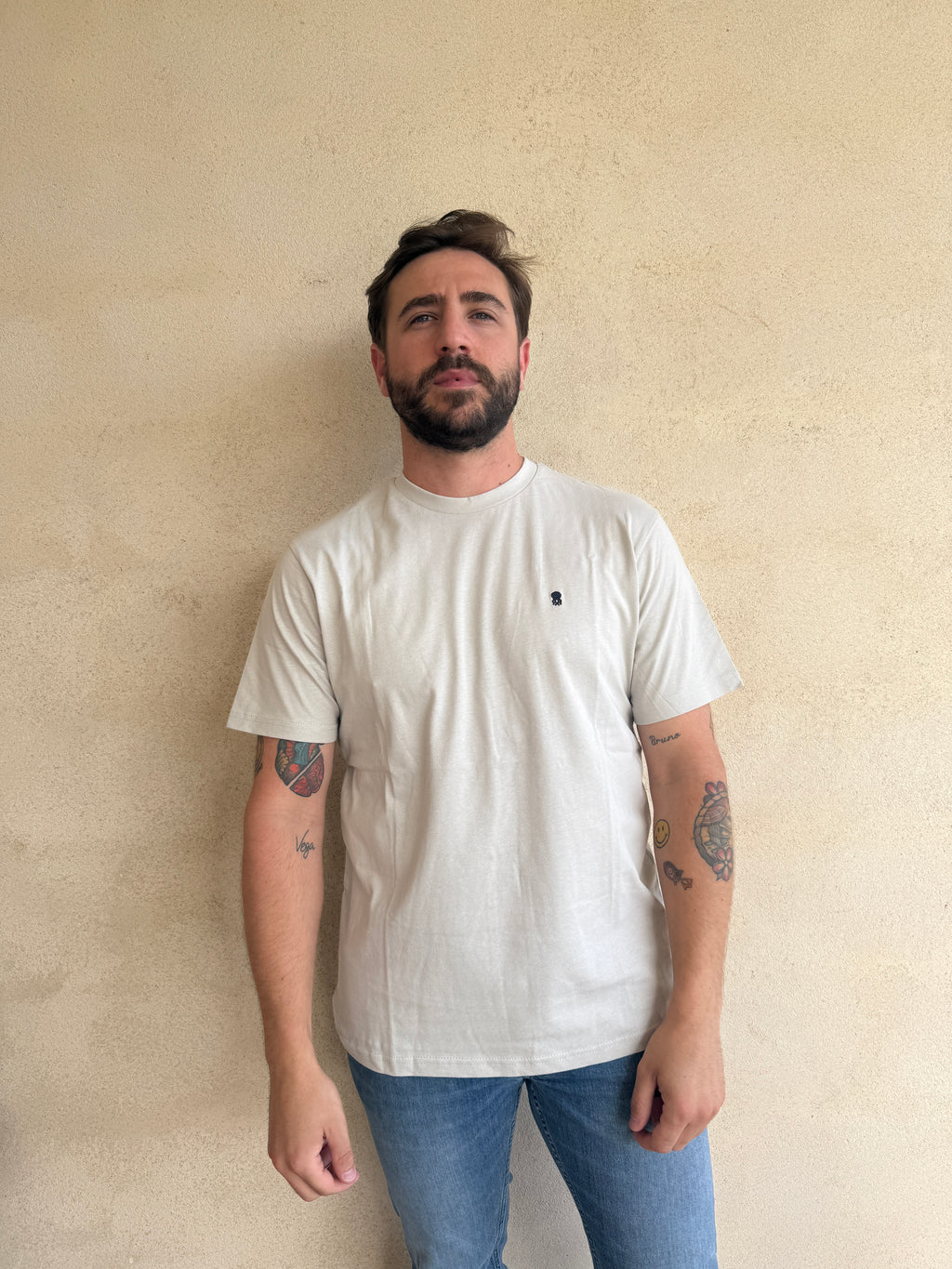 CAMISETA  GRIS CLARITO CON CUELLO REDONDO Y BORDADO MEDUSA