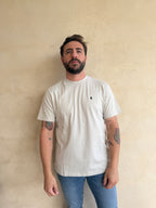 CAMISETA  GRIS CLARITO CON CUELLO REDONDO Y BORDADO MEDUSA