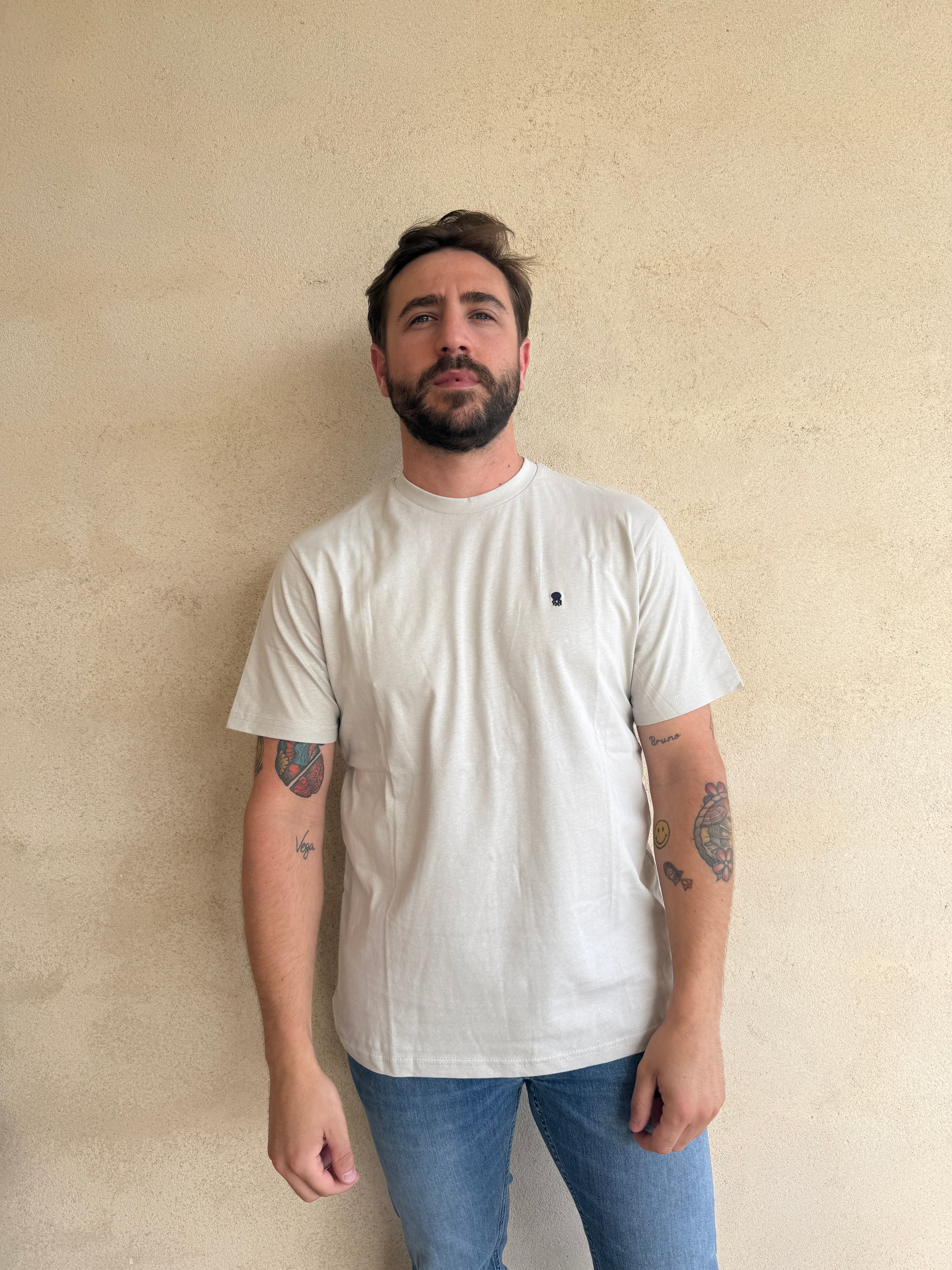 CAMISETA  GRIS CLARITO CON CUELLO REDONDO Y BORDADO MEDUSA