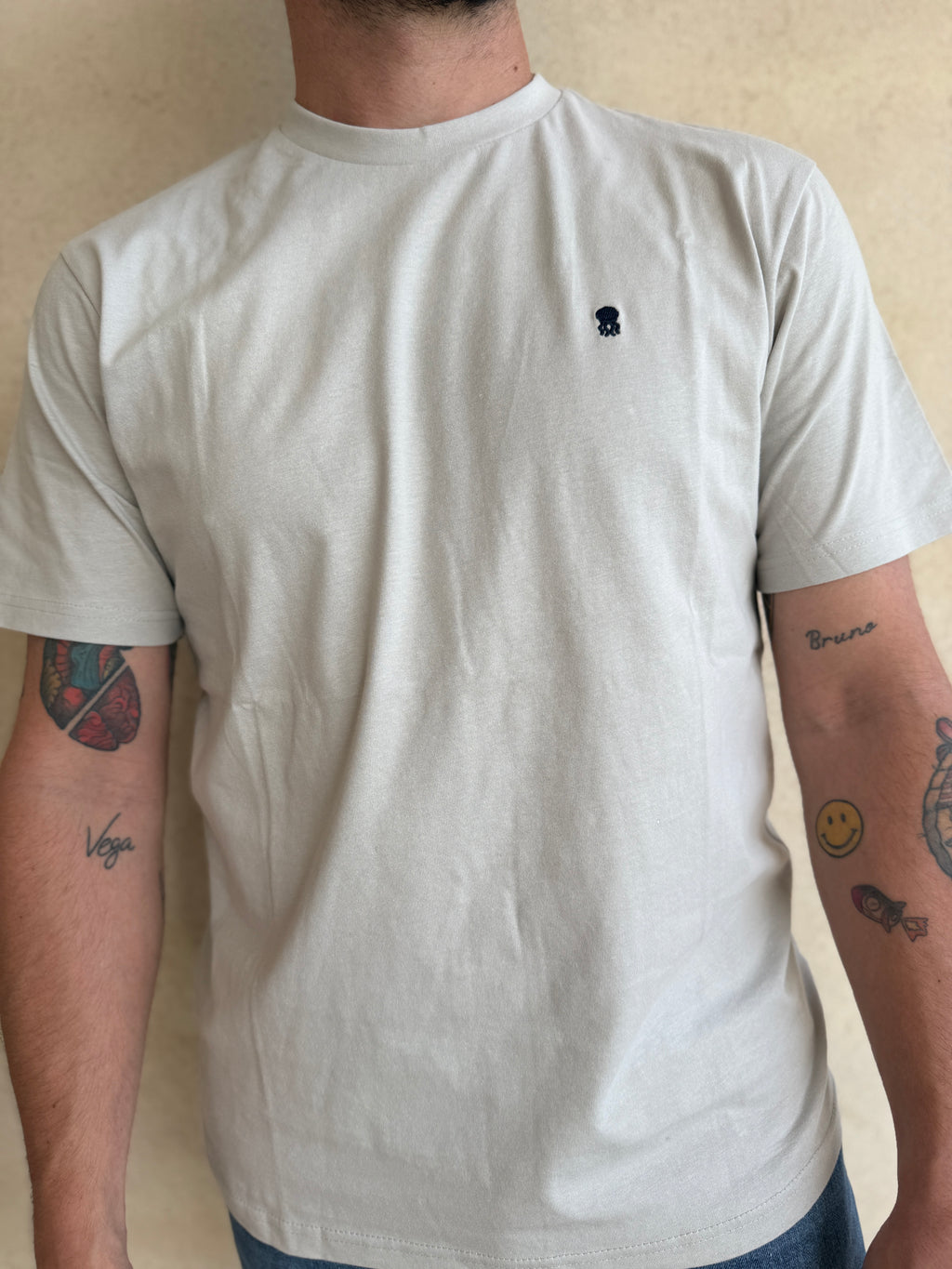 CAMISETA  GRIS CLARITO CON CUELLO REDONDO Y BORDADO MEDUSA