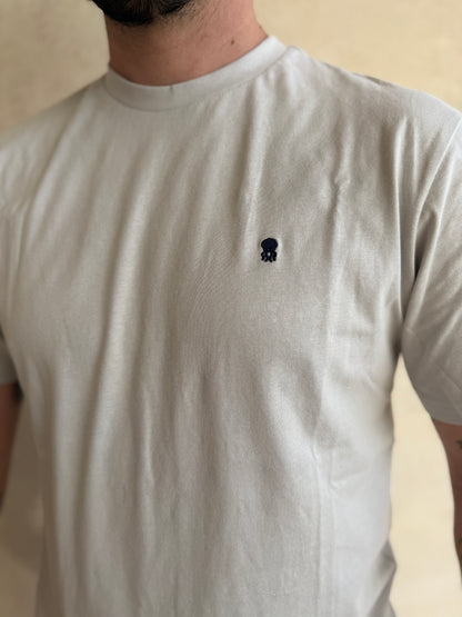 CAMISETA  GRIS CLARITO CON CUELLO REDONDO Y BORDADO MEDUSA