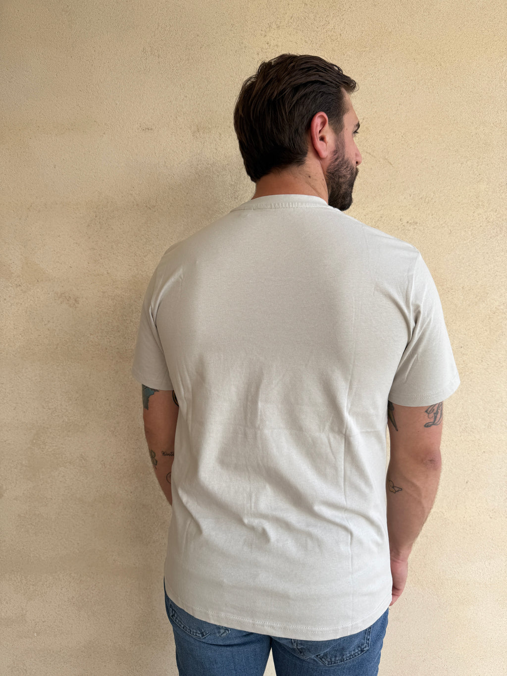 CAMISETA  GRIS CLARITO CON CUELLO REDONDO Y BORDADO MEDUSA