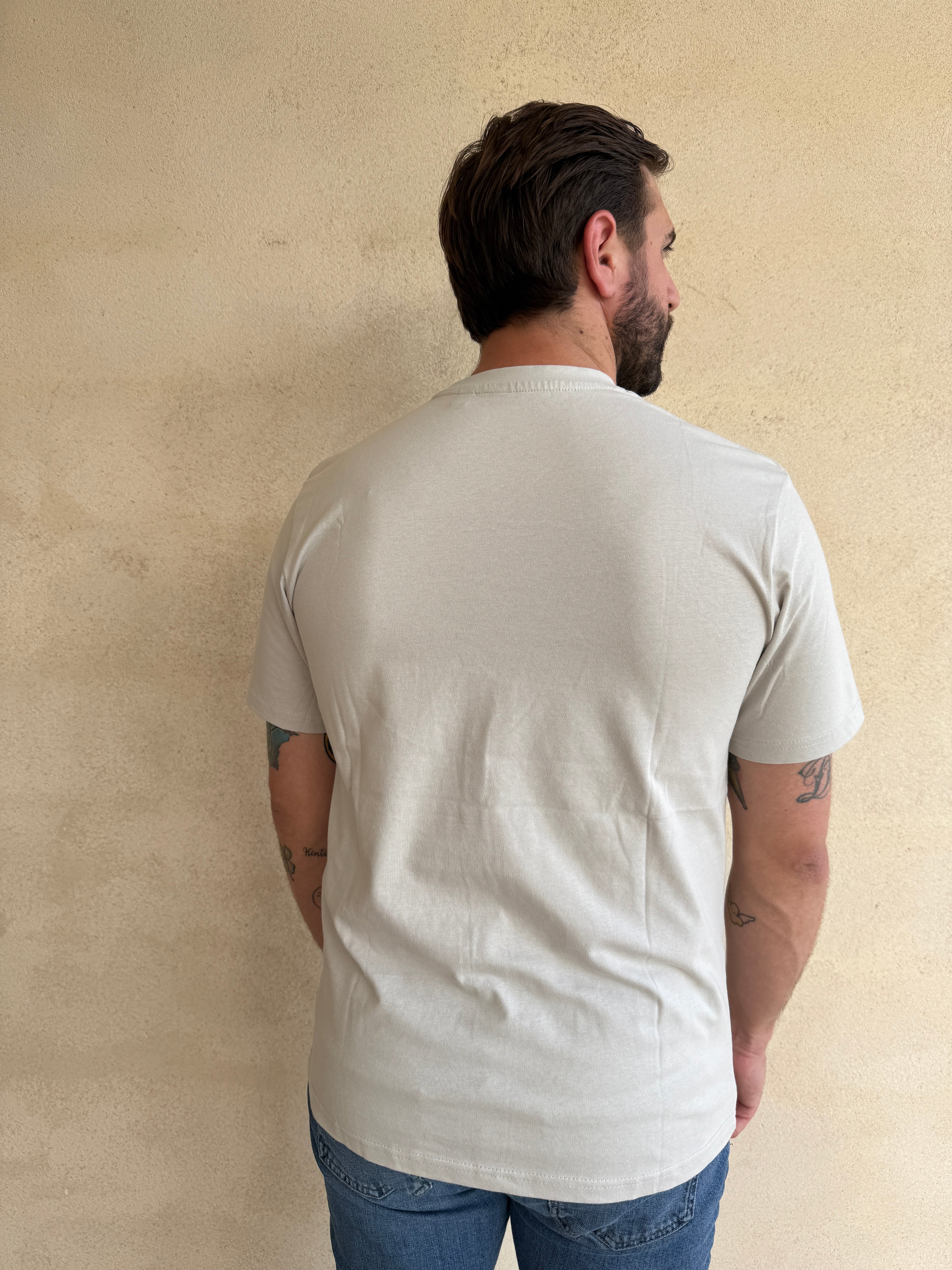 CAMISETA  GRIS CLARITO CON CUELLO REDONDO Y BORDADO MEDUSA