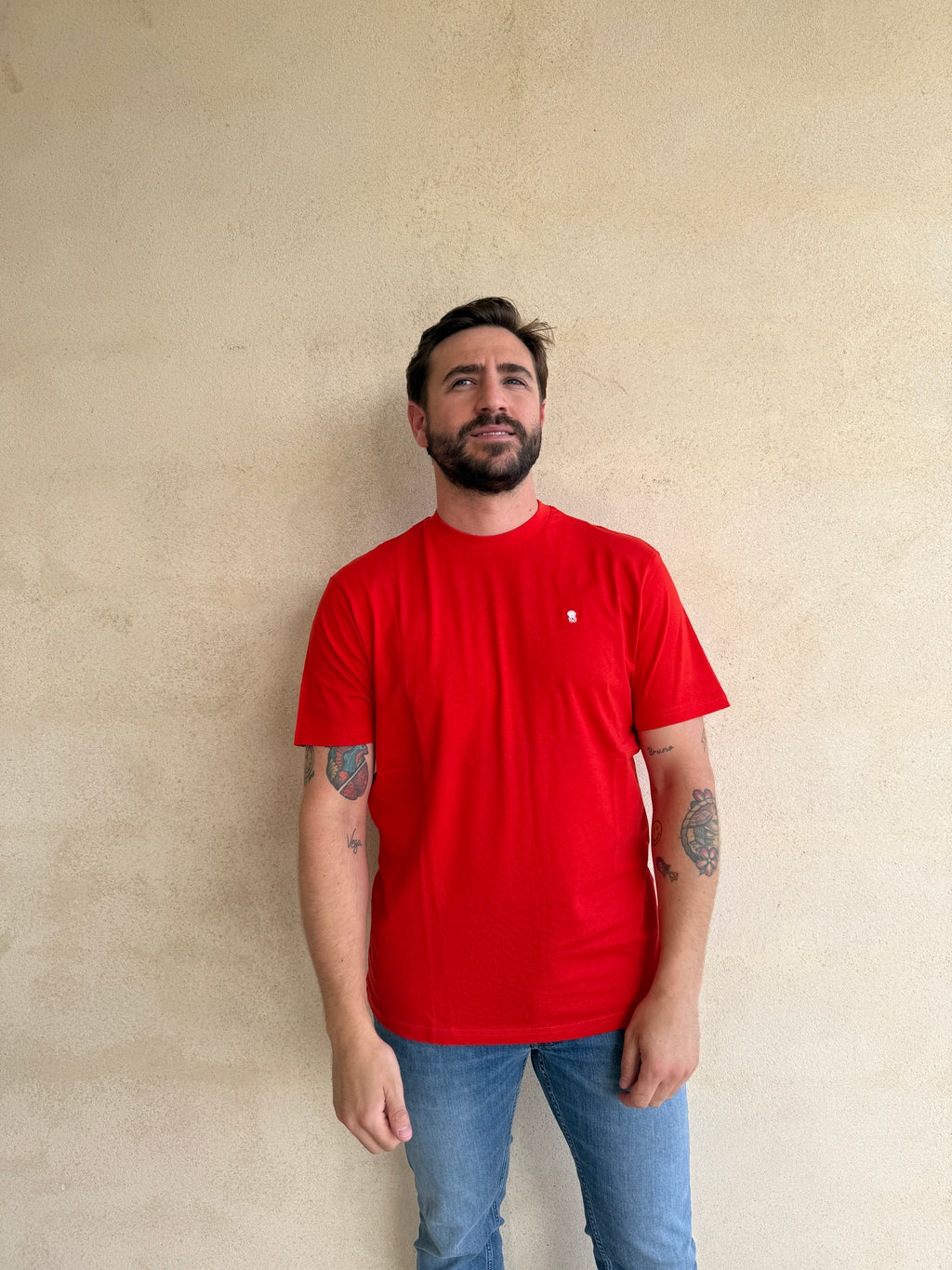 CAMISETA ROJA CON CUELLO REDONDO Y BORDADO MEDUSA