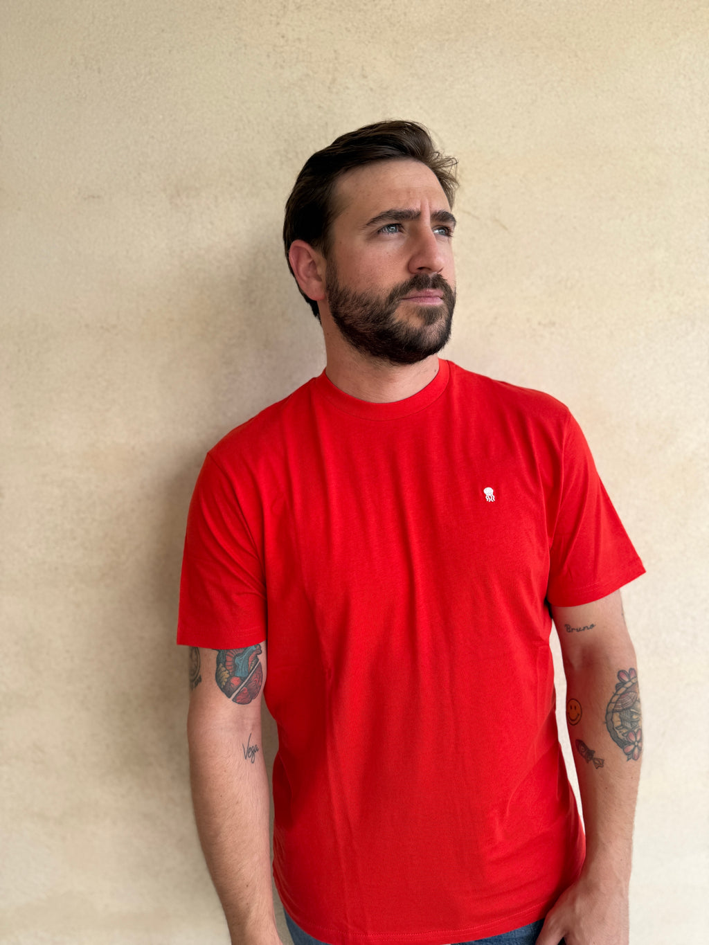 CAMISETA ROJA CON CUELLO REDONDO Y BORDADO MEDUSA