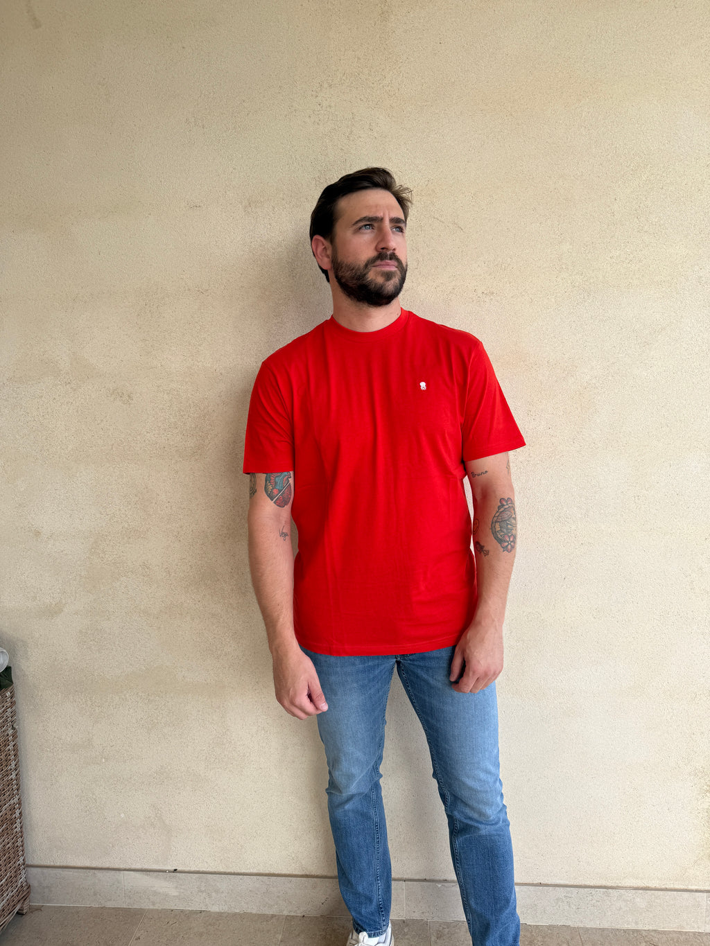 CAMISETA ROJA CON CUELLO REDONDO Y BORDADO MEDUSA