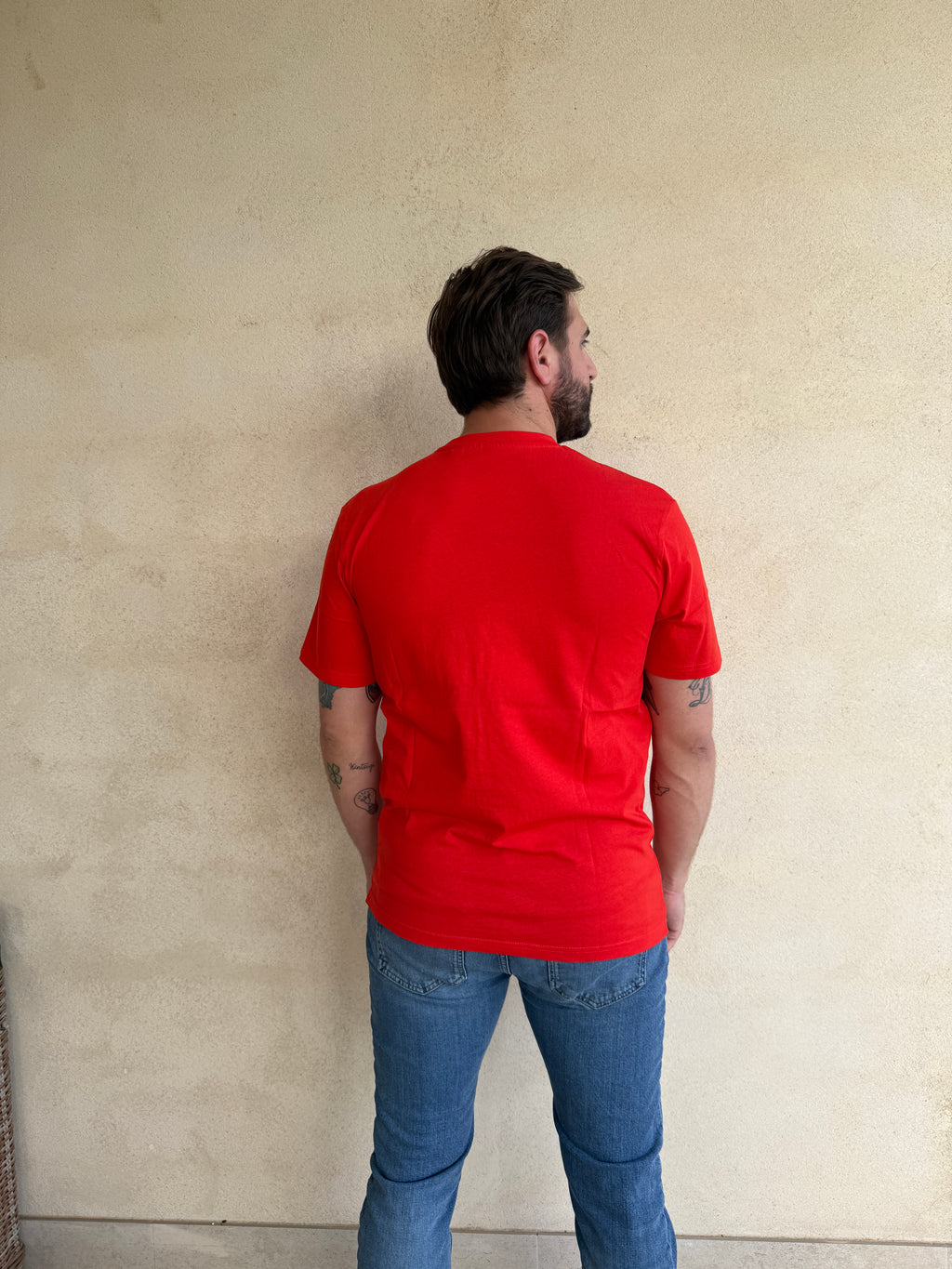 CAMISETA ROJA CON CUELLO REDONDO Y BORDADO MEDUSA