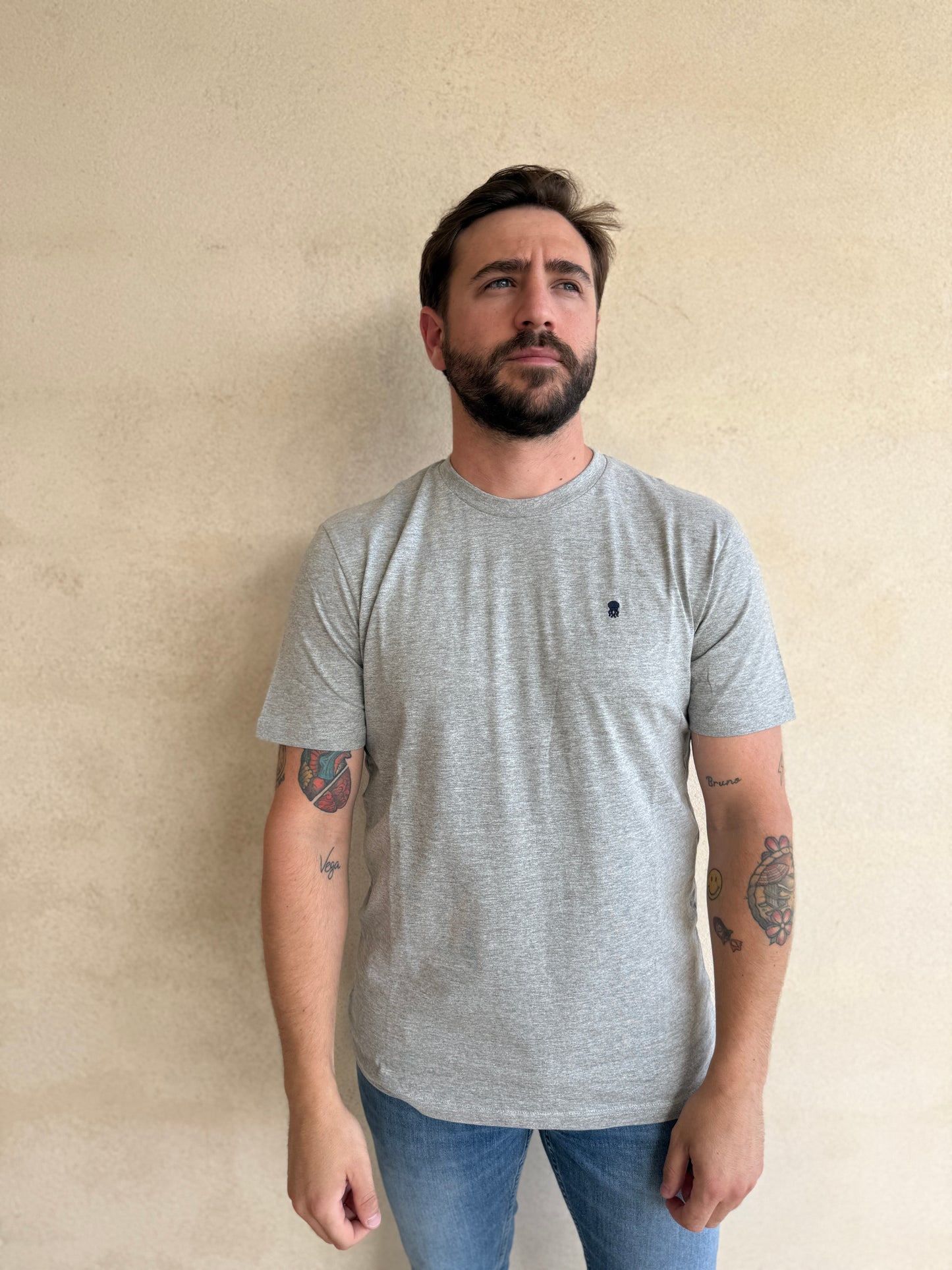 CAMISETA GRIS MELANGE CON CUELLO REDONDO Y BORDADO MEDUSA