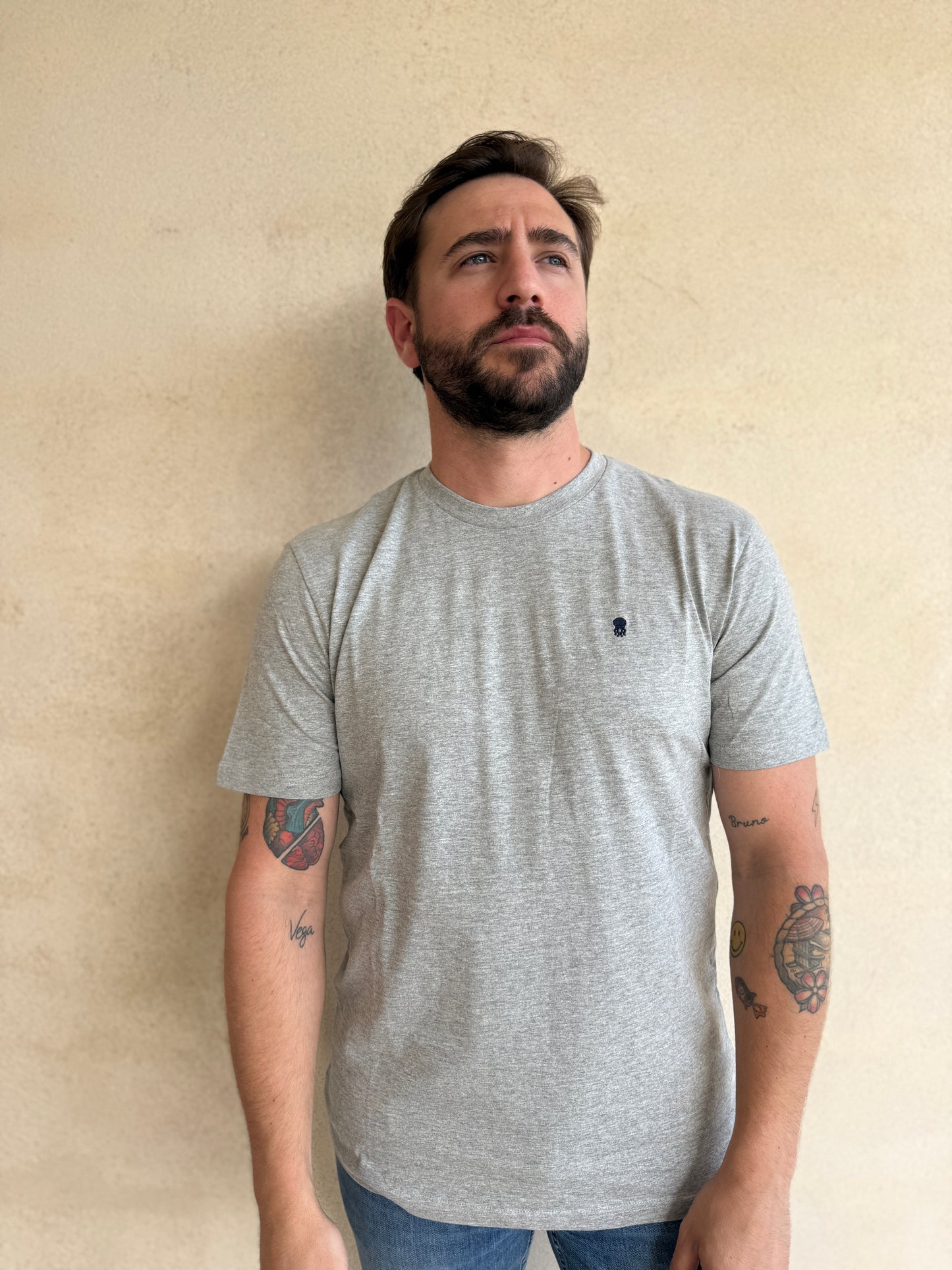 PACKS DE 2 CAMISETAS NEGRO Y GRIS MELANGE CON LOGO MEDUSA BORDADO