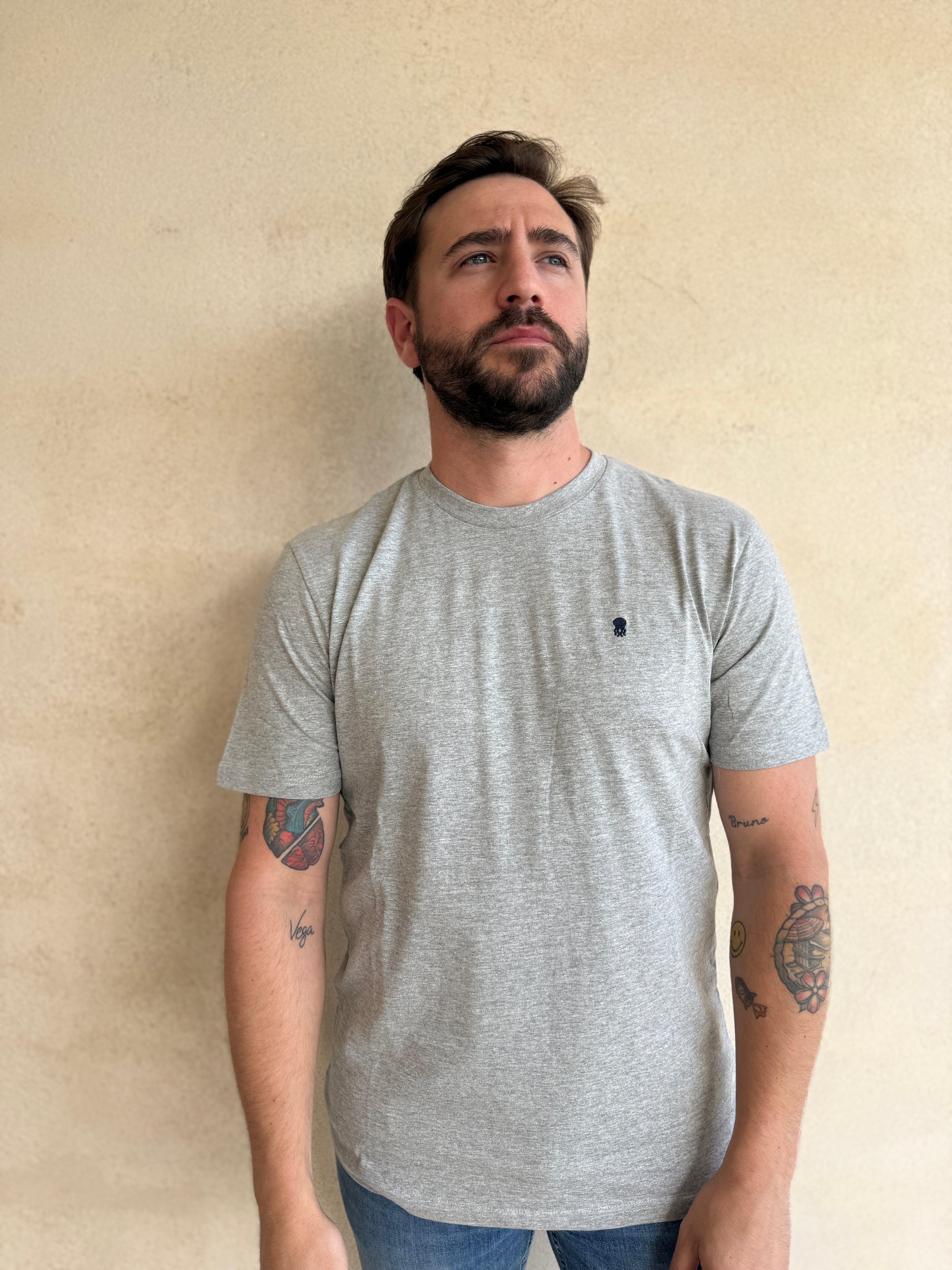 PACKS DE 2 CAMISETAS NEGRO Y GRIS MELANGE CON LOGO MEDUSA BORDADO