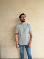 CAMISETA GRIS MELANGE CON CUELLO REDONDO Y BORDADO MEDUSA