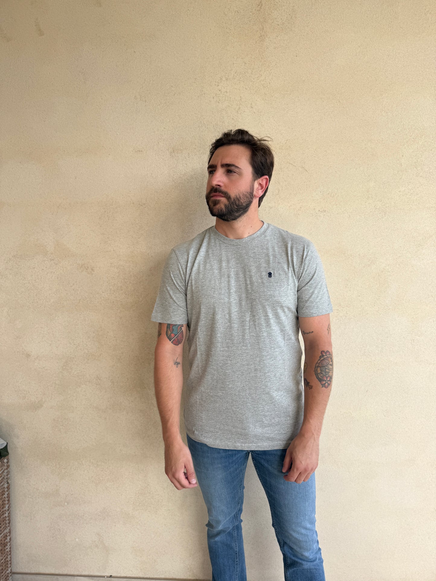 CAMISETA GRIS MELANGE CON CUELLO REDONDO Y BORDADO MEDUSA