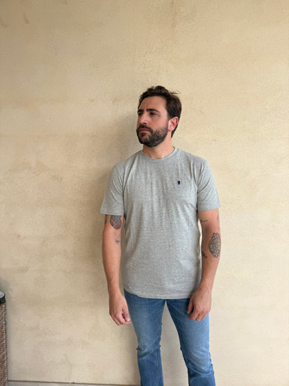 CAMISETA GRIS MELANGE CON CUELLO REDONDO Y BORDADO MEDUSA