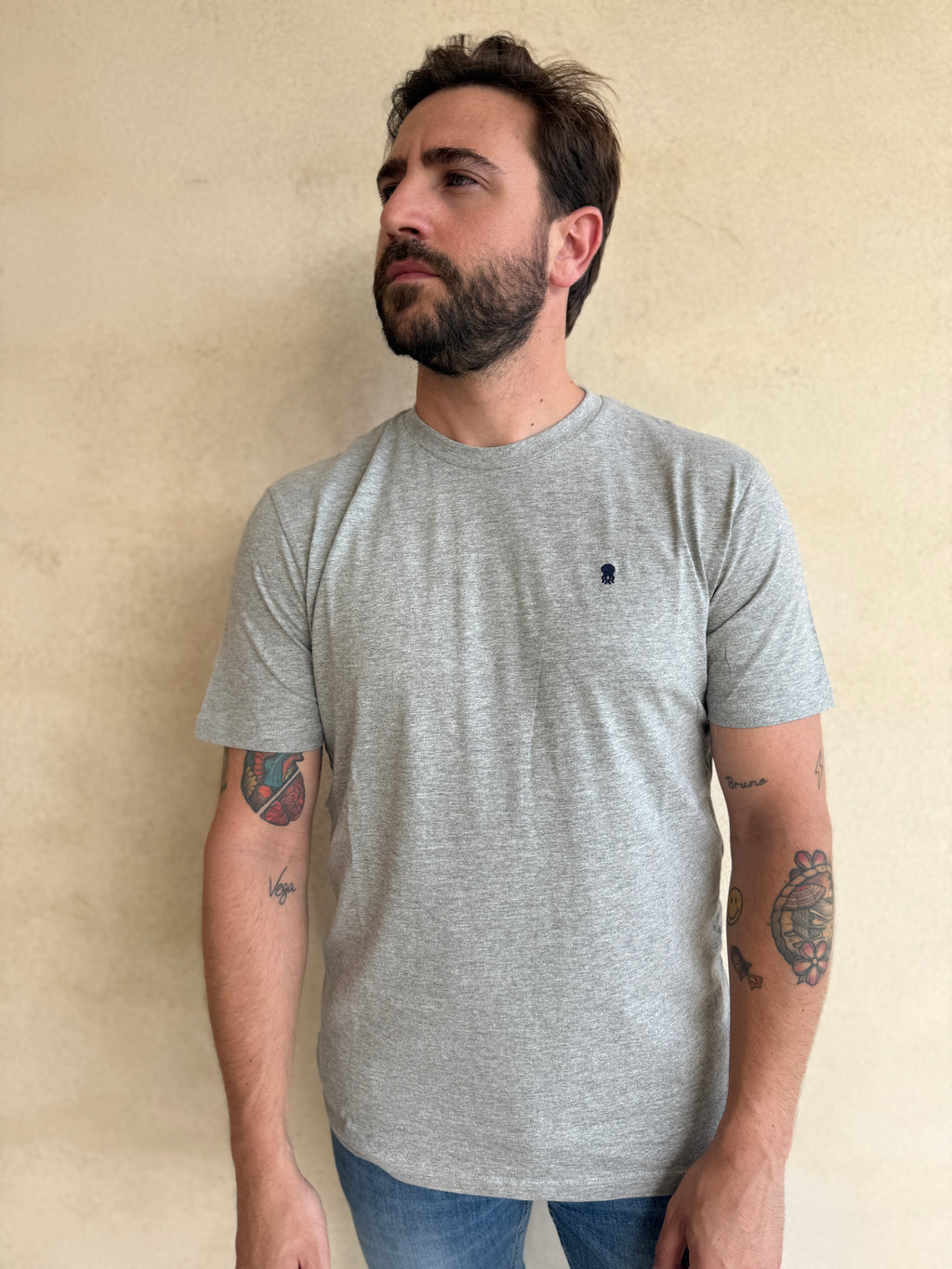 CAMISETA GRIS MELANGE CON CUELLO REDONDO Y BORDADO MEDUSA