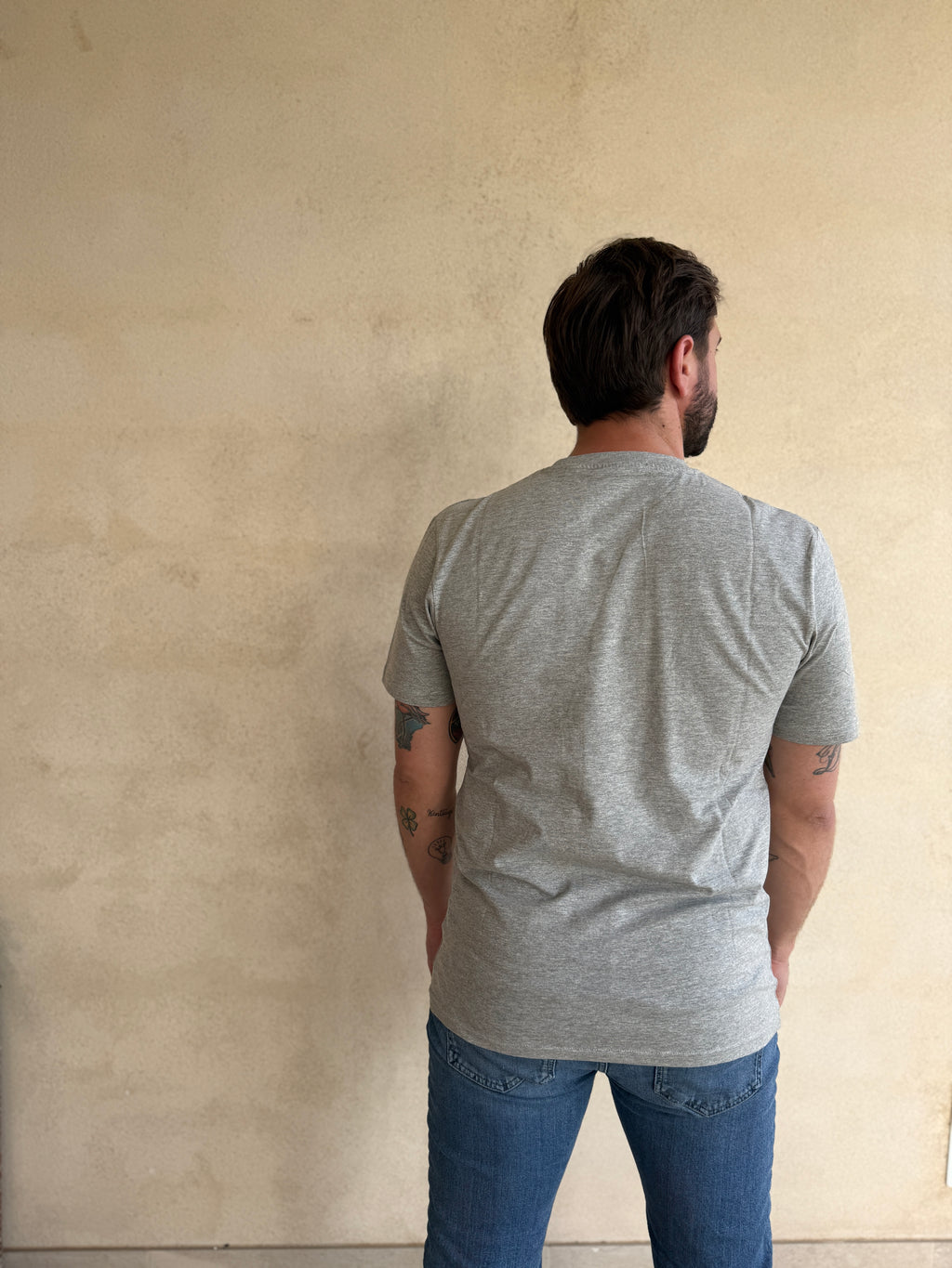 CAMISETA GRIS MELANGE CON CUELLO REDONDO Y BORDADO MEDUSA