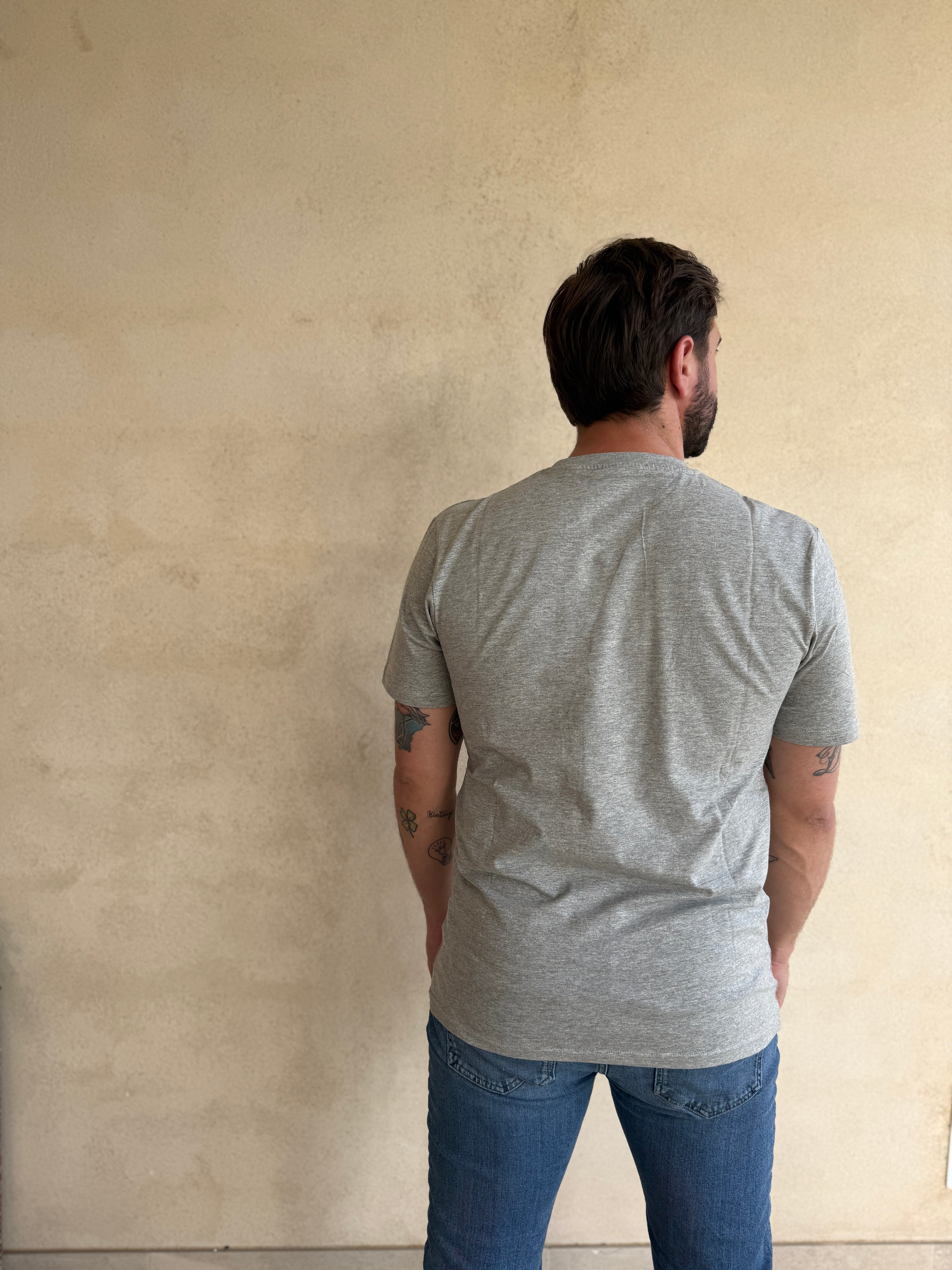 CAMISETA GRIS MELANGE CON CUELLO REDONDO Y BORDADO MEDUSA