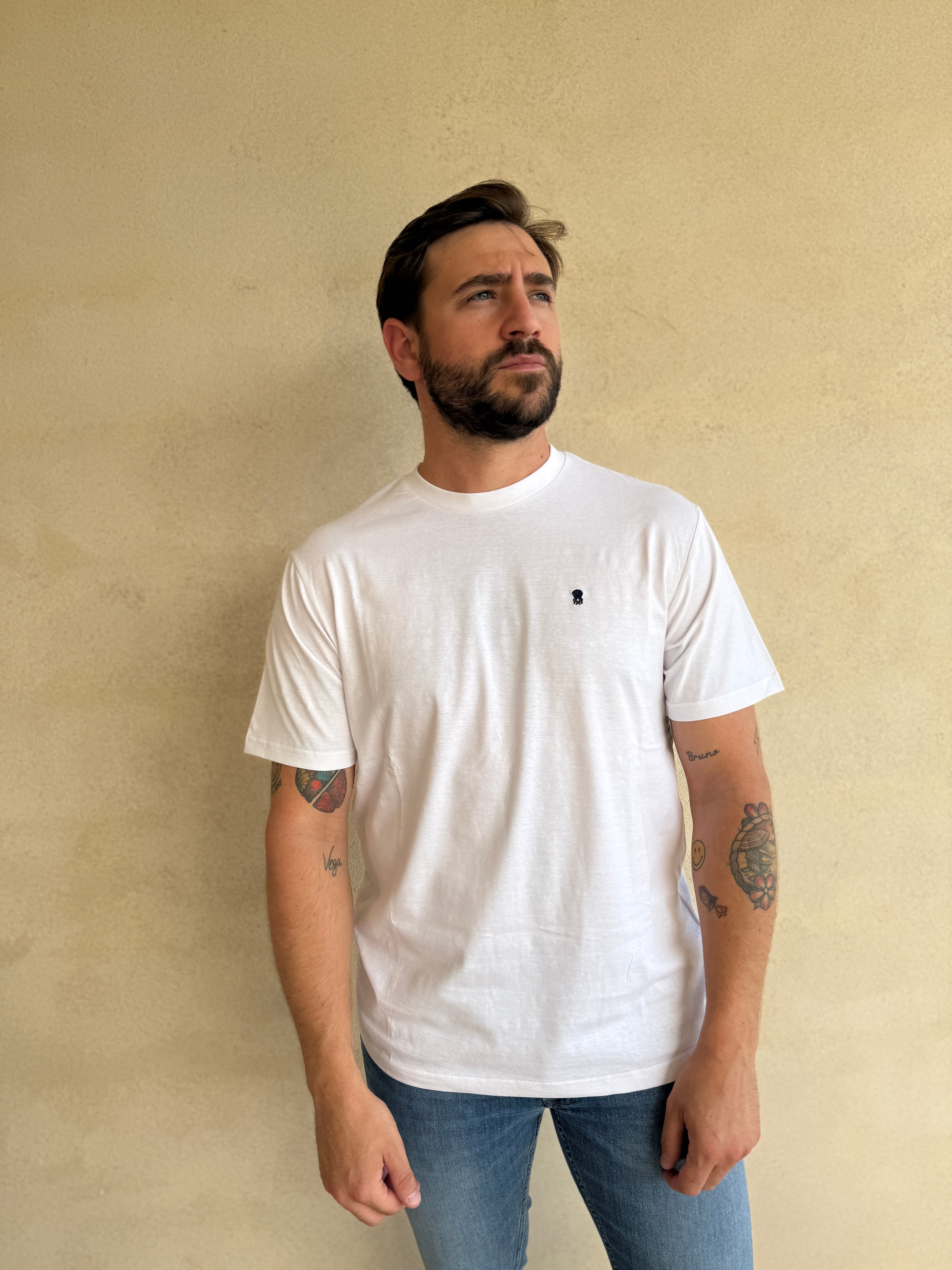 CAMISETA BLANCA CON CUELLO REDONDO Y BORDADO MEDUSA