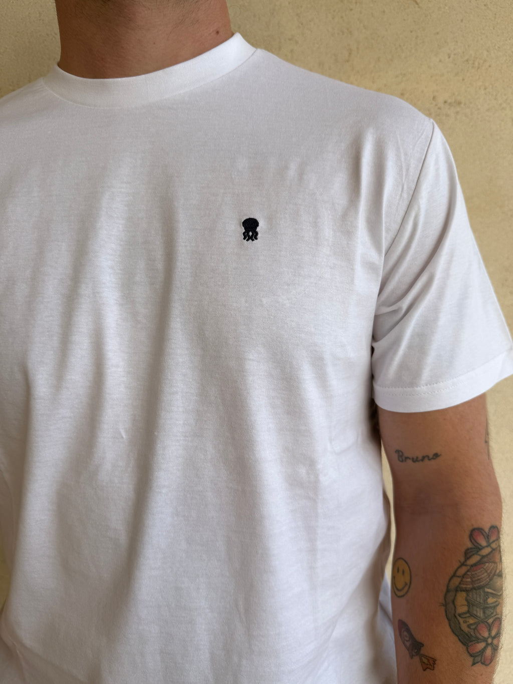 CAMISETA BLANCA CON CUELLO REDONDO Y BORDADO MEDUSA