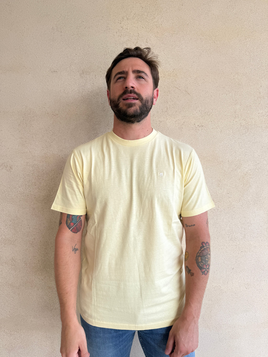 CAMISETA  DOBLE CREMA CON CUELLO REDONDO Y BORDADO MEDUSA