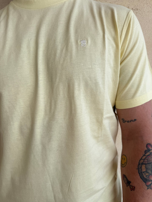 CAMISETA  DOBLE CREMA CON CUELLO REDONDO Y BORDADO MEDUSA